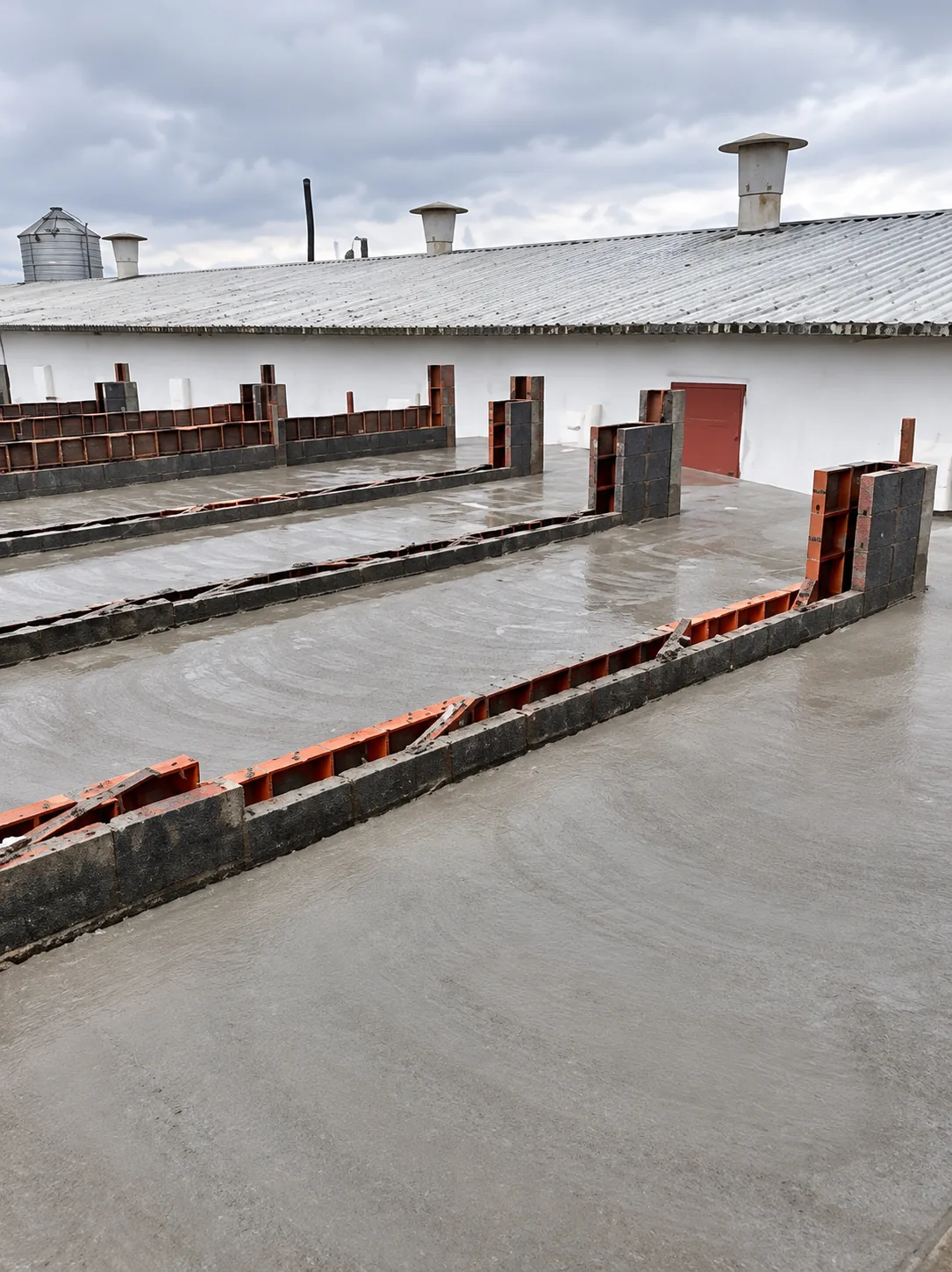 Ściany fundamentowe w deskowaniu i wylana posadzka
